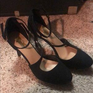 Black pumps